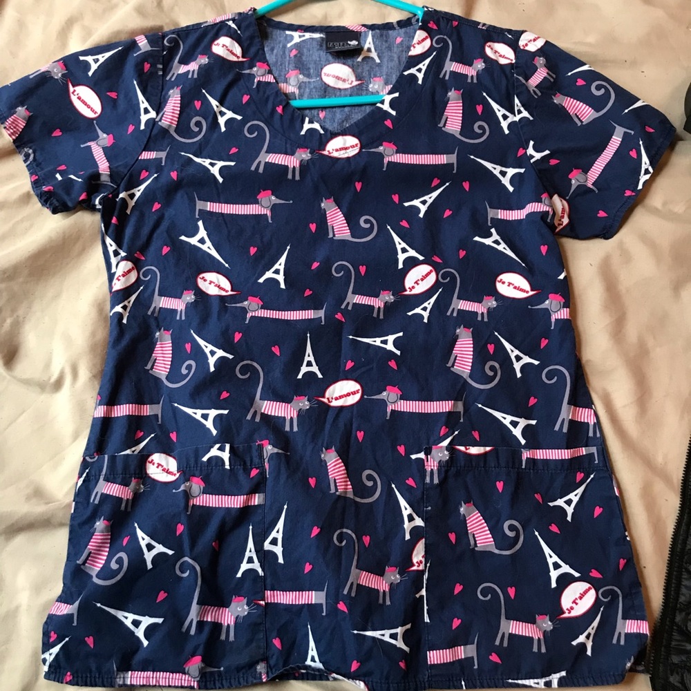 Zoe + Chloe French Kiss V-Neck Print Scrub Top
